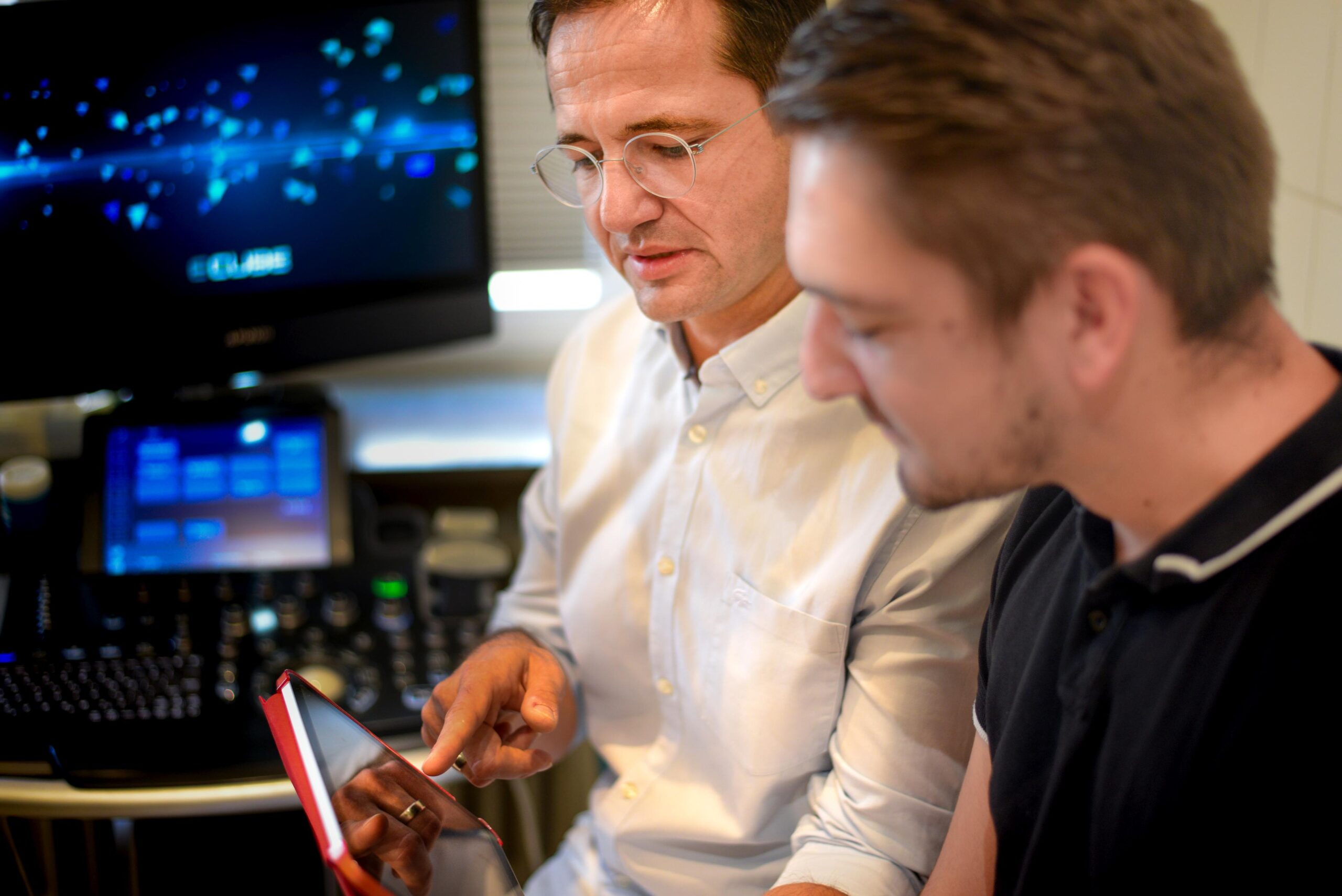 Behandler-zeigt-iPad_8719