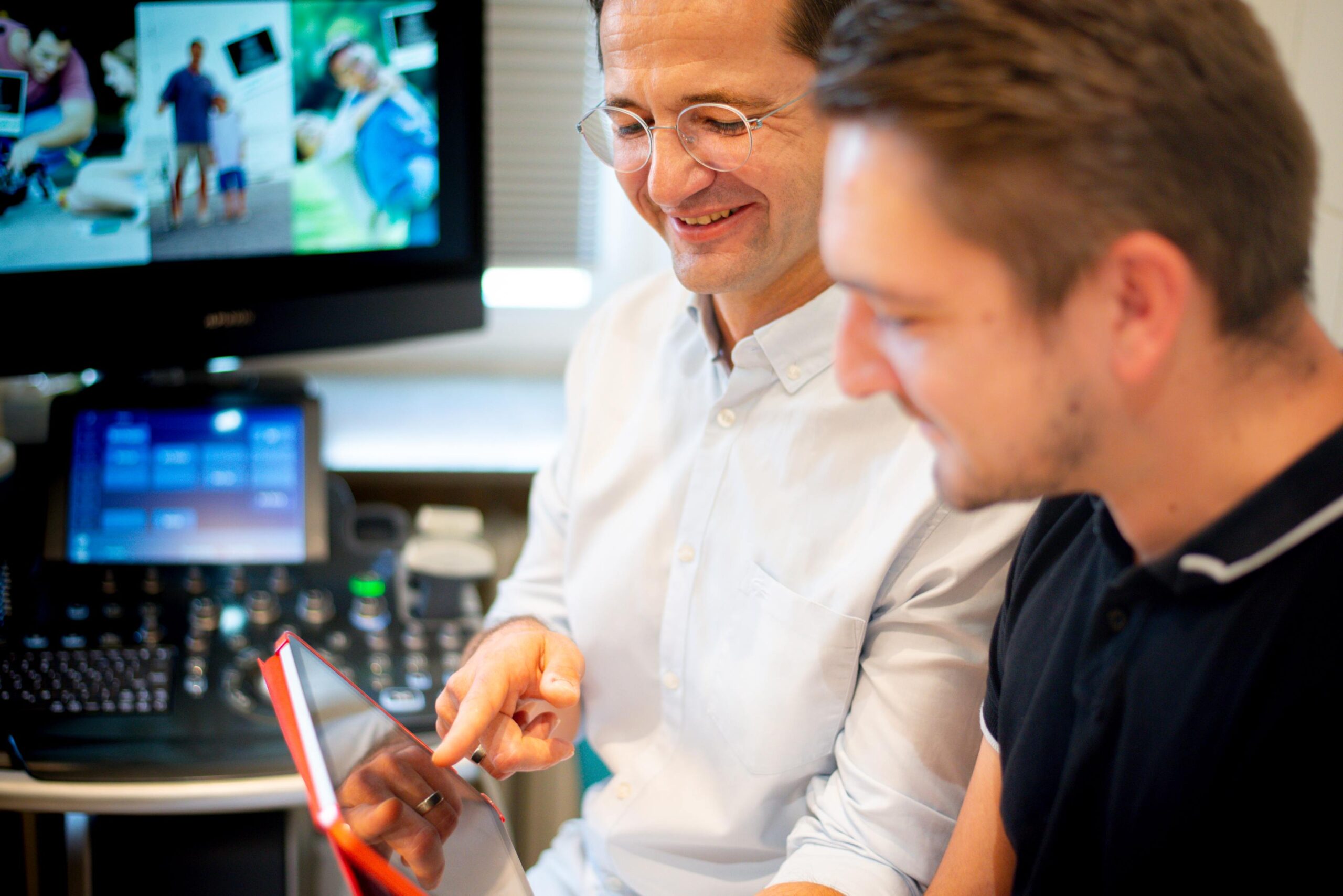 Behandler-zeigt-iPad_8723